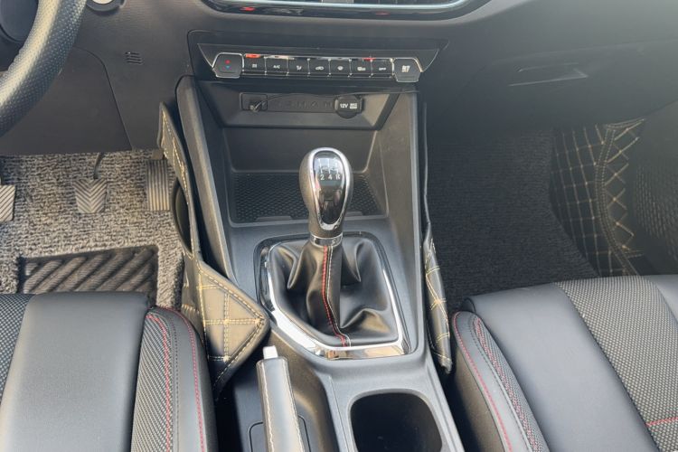 Used CHANGAN OSHAN X5 2021 Revised Version 1.6L Manual Luxury Edition Interior 6