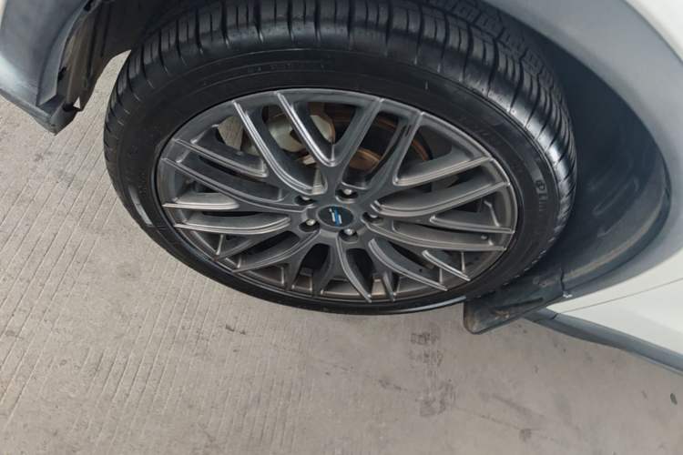 Used CHANGAN OSHAN X5 2021 1.5T DCT Flagship Edition Left Front Wheel Hub