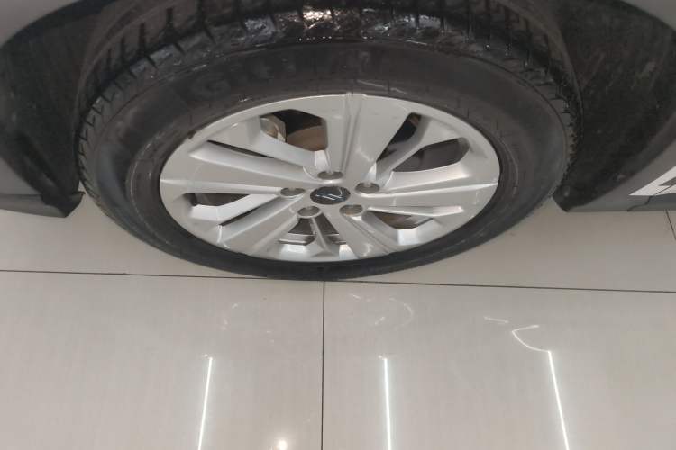 Used CHANGAN OSHAN X5 2021 Revised Version 1.6L Manual Luxury Edition Left Front Wheel Hub