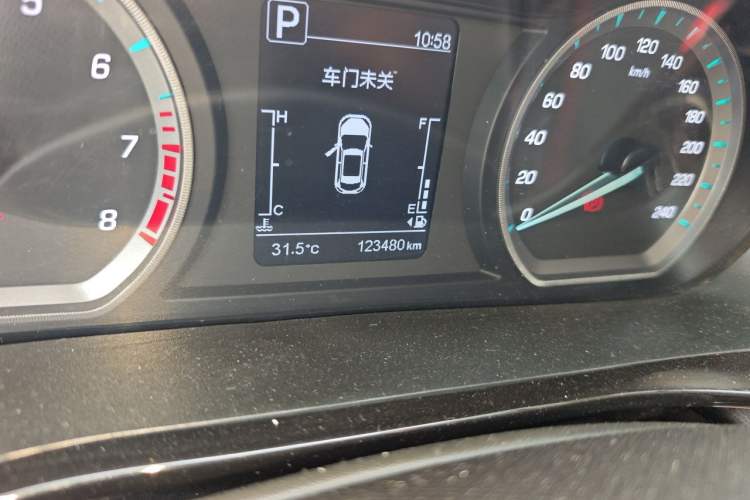 Used CHANGAN OSHAN X5 2021 Revised Version 1.5T DCT Luxury Edition Odometer Close Up