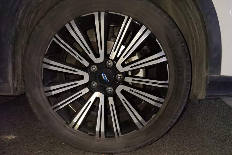 Used CHANGAN OSHAN X5 2021 1.5T DCT Prestige Edition Right Front Wheel Hub