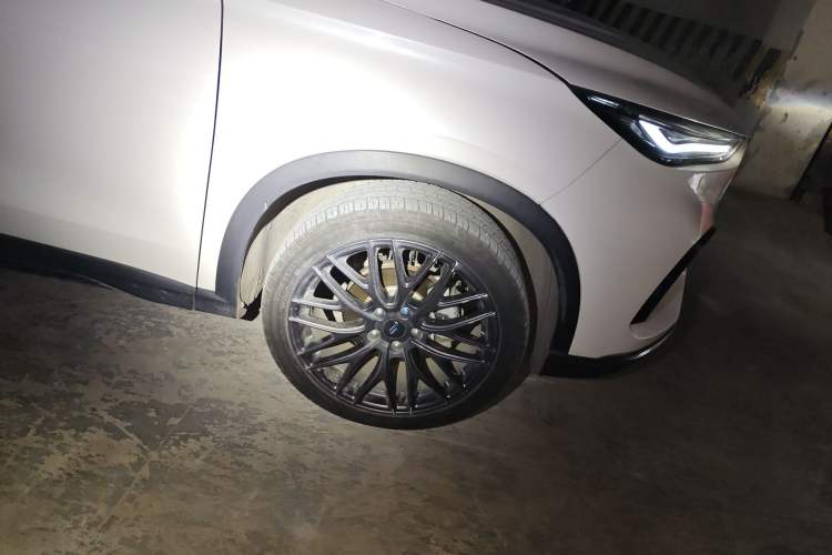 Used CHANGAN OSHAN X5 2021 1.5T DCT Flagship Edition Right Front Wheel Hub