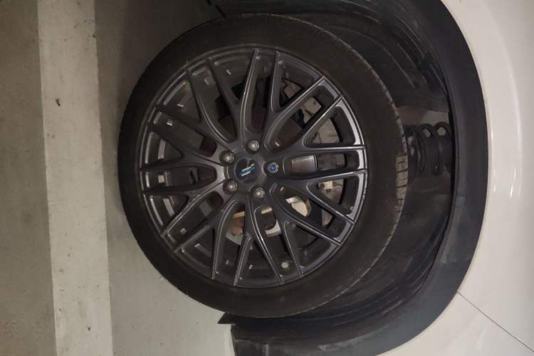 Used CHANGAN OSHAN X5 2021 1.5T DCT Flagship Edition Right Front Wheel Hub