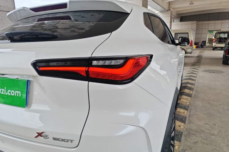 Used CHANGAN OSHAN X5 2021 1.5T DCT Prestige Edition Right Rear Taillight
