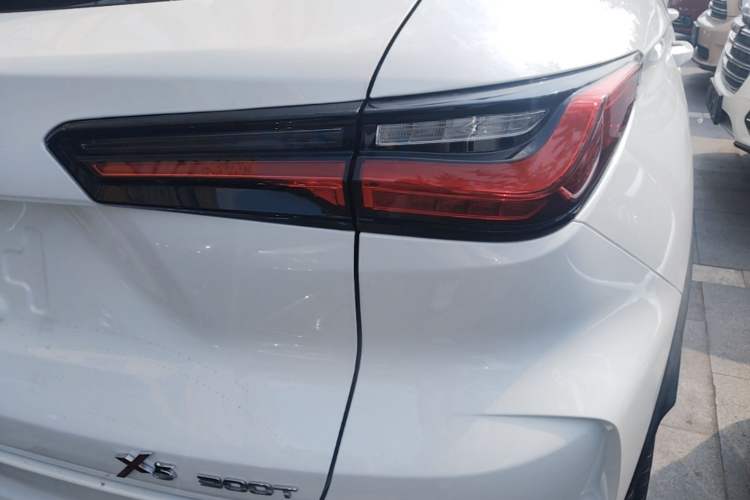 Used CHANGAN OSHAN X5 2021 1.5T DCT Flagship Edition Right Rear Taillight