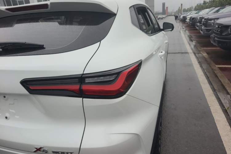 Used CHANGAN OSHAN X5 2021 1.5T DCT Prestige Edition Right Rear Taillight