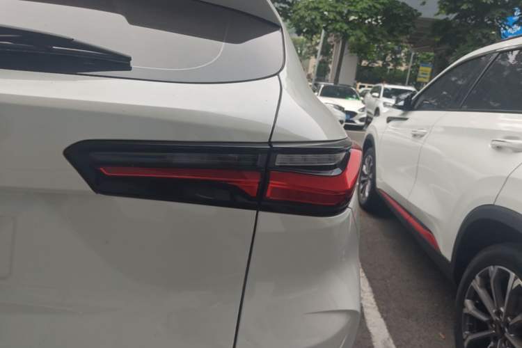Used CHANGAN OSHAN X5 2021 1.5T DCT Prestige Edition Right Rear Taillight
