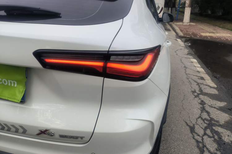 Used CHANGAN OSHAN X5 2021 1.5T DCT Prestige Edition Right Rear Taillight