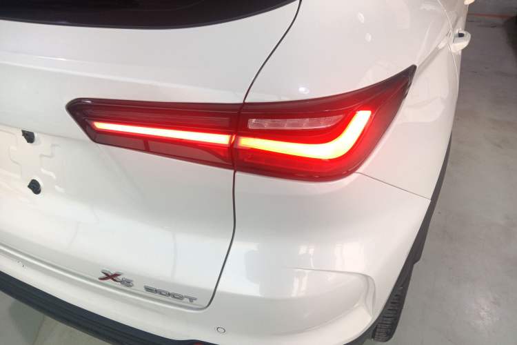 Used CHANGAN OSHAN X5 2021 1.5T DCT Prestige Edition Right Rear Taillight