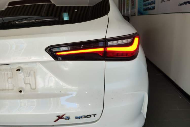 Used CHANGAN OSHAN X5 2021 1.5T DCT Flagship Edition Right Rear Taillight