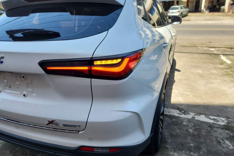 Used CHANGAN OSHAN X5 2021 1.5T DCT Prestige Edition Right Rear Taillight