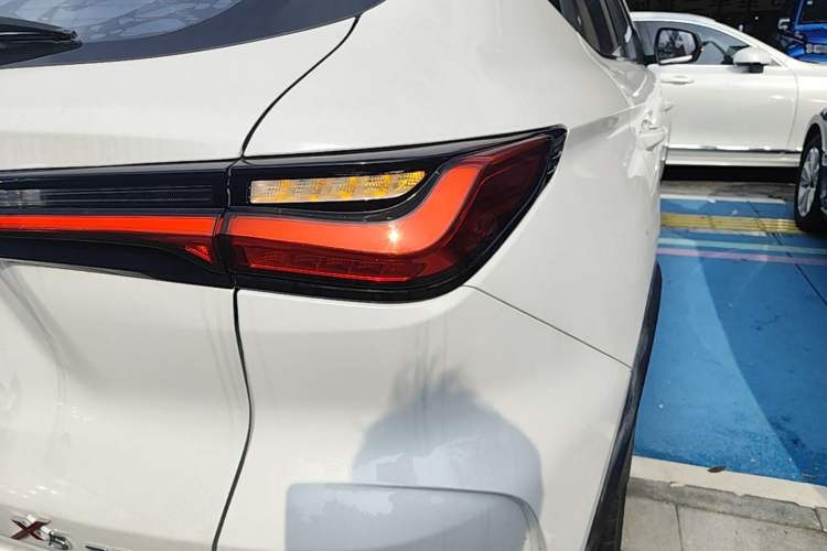 Used CHANGAN OSHAN X5 2021 1.5T DCT Prestige Edition Right Rear Taillight