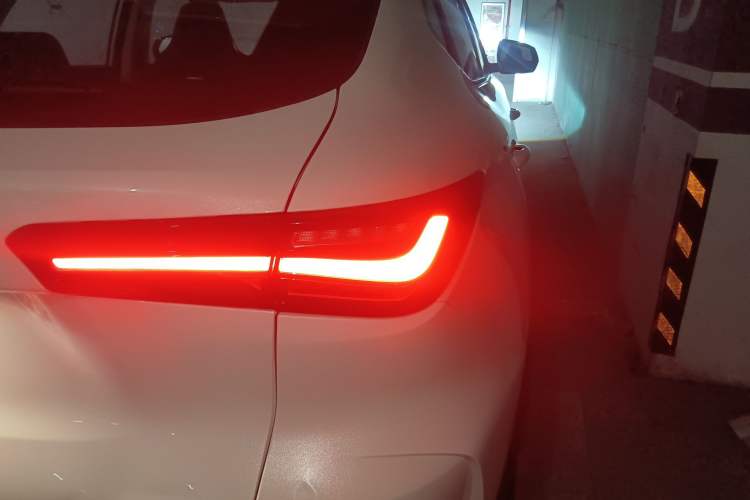 Used CHANGAN OSHAN X5 2021 Revised Version 1.5T DCT Luxury Edition Right Rear Taillight