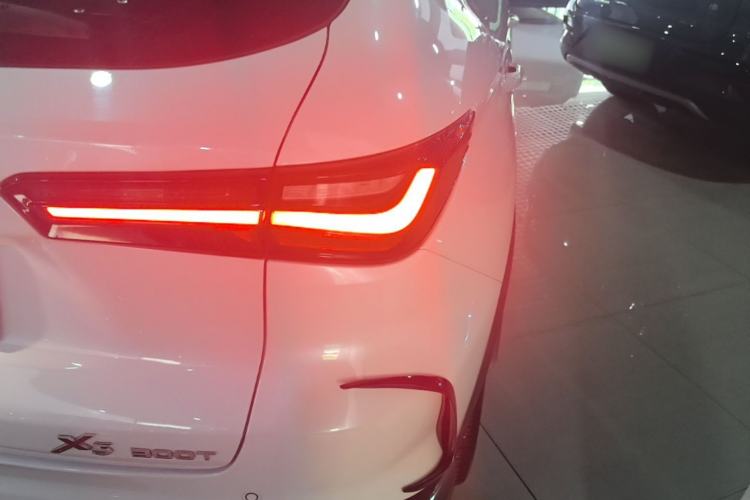 Used CHANGAN OSHAN X5 2021 1.5T DCT Flagship Edition Right Rear Taillight