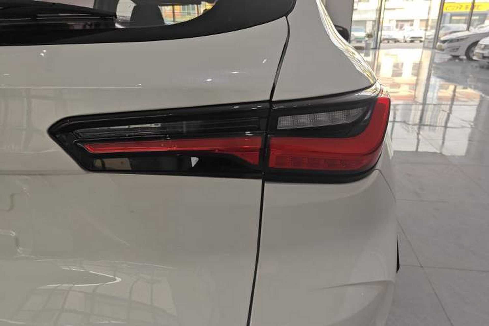 Used CHANGAN OSHAN X5 2021 Revised Version 1.6L Manual Luxury Edition Right Rear Taillight