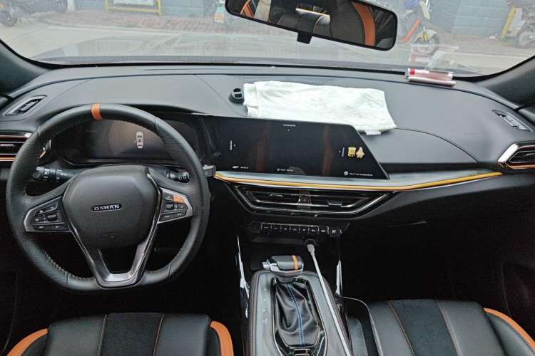Used CHANGAN OSHAN X5 2022 Sport Edition 1.5T DCT Hurricane Sonic Center Console