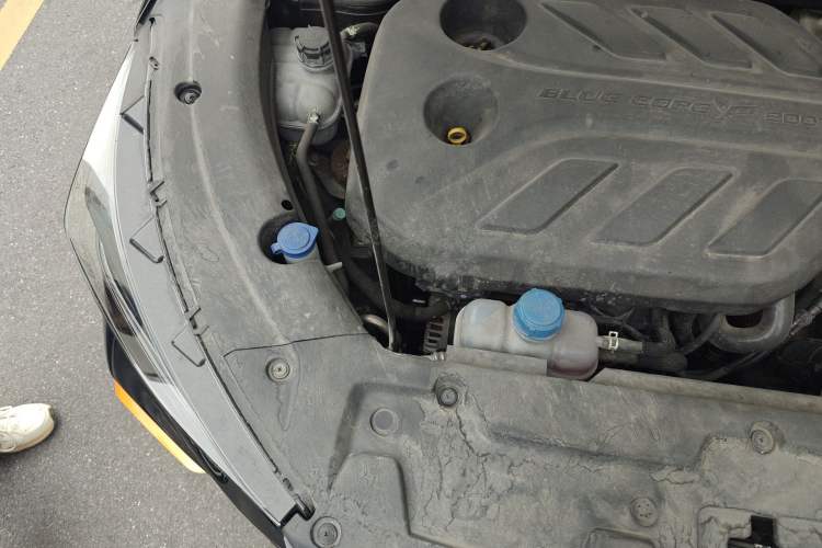 Used CHANGAN OSHAN X5 2022 Sport Edition 1.5T DCT Hurricane Sonic Engine Bay Right