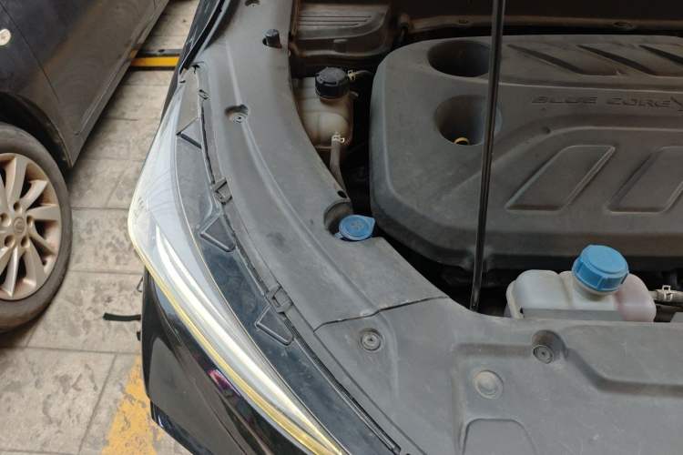 Used CHANGAN OSHAN X5 2022 1.5T DCT Xiake Edition Engine Bay Right