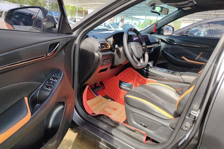 Used CHANGAN OSHAN X5 2022 Sport Edition 1.5T DCT Hurricane Sonic Interior 2