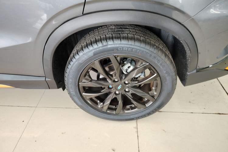 Used CHANGAN OSHAN X5 2022 Sport Edition 1.5T DCT Cyclone Assault Left Rear Wheel Hub