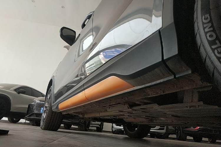 Used CHANGAN OSHAN X5 2022 Sport Edition 1.5T DCT Cyclone Assault Left Side Sill