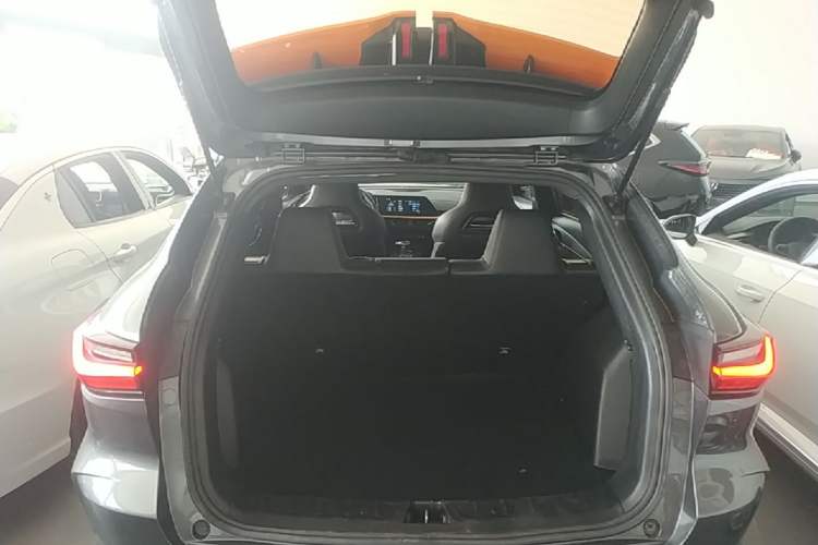 Used CHANGAN OSHAN X5 2022 Sport Edition 1.5T DCT Cyclone Assault Trunk