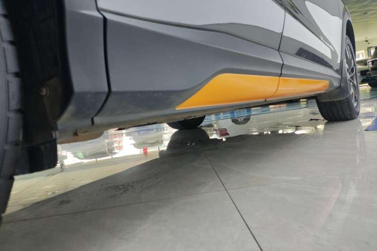 Used CHANGAN OSHAN X5 2022 Sport Edition 1.5T DCT Hurricane Sonic Right Side Sill