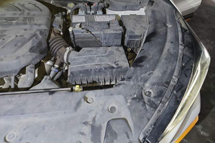 Used CHANGAN OSHAN X5 2022 Sport Edition 1.5T DCT Cyclone Assault Engine Bay Left