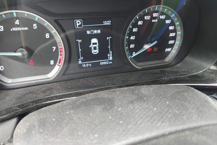 Used CHANGAN OSHAN X5 2022 Sport Edition 1.5T DCT Cyclone Assault Odometer Close Up
