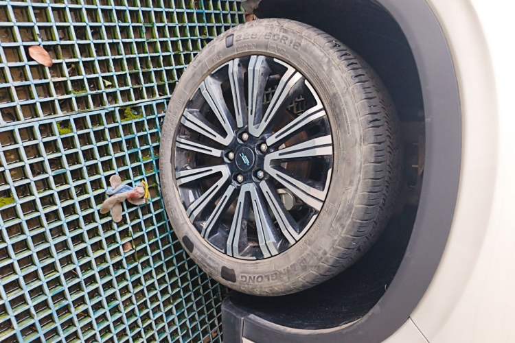 Used CHANGAN OSHAN X5 2022 Sport Edition 1.5T DCT Cyclone Assault Right Front Wheel Hub