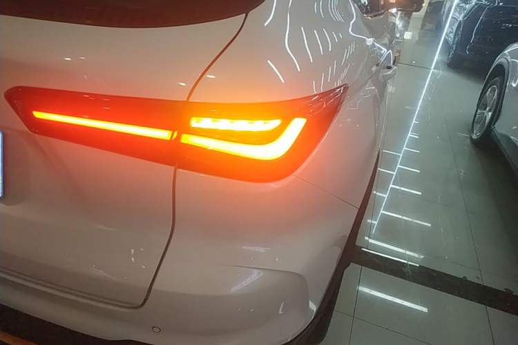 Used CHANGAN OSHAN X5 2022 Sport Edition 1.5T DCT Cyclone Assault Right Rear Taillight