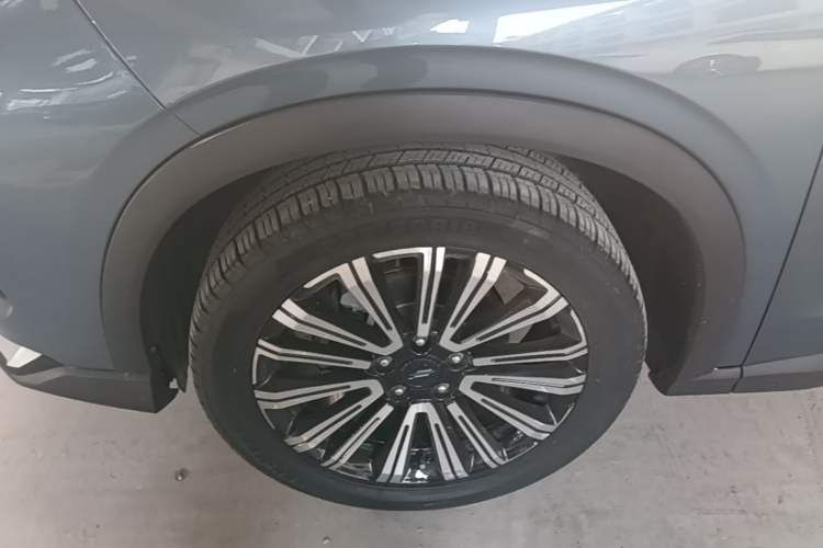 Used CHANGAN OSHAN X5 2023 Enjoy Edition 1.5T DCT Deluxe Model Left Front Wheel Hub