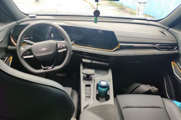 Used CHANGAN OSHAN X5 PLUS 2023 1.5T DCT Excellence Edition Center Console