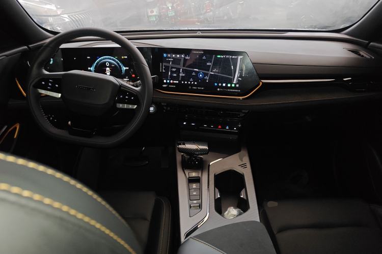 Used CHANGAN OSHAN X5 PLUS 2023 Revised 1.5T DCT Excellence Edition Center Console