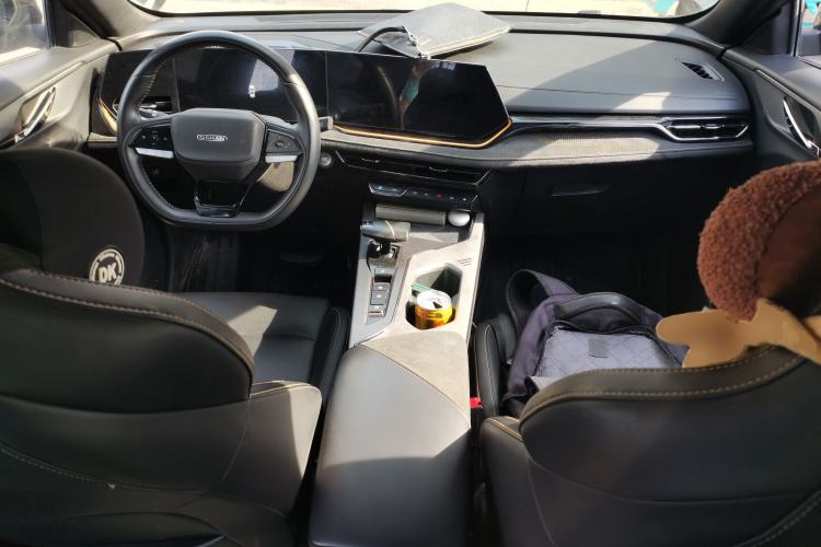 Used CHANGAN OSHAN X5 PLUS 2023 1.5T DCT Excellence Edition Center Console