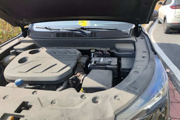 Used CHANGAN OSHAN X5 PLUS 2023 Revised Version 1.5T DCT Navigation Edition Engine Bay Left