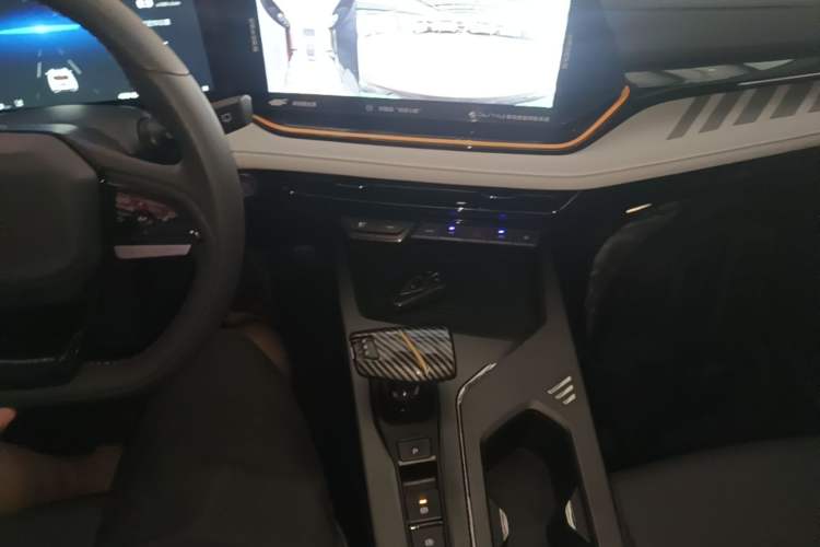 Used CHANGAN OSHAN X5 PLUS 2023 1.5T DCT Smart & Fun AI Edition Gear Lever