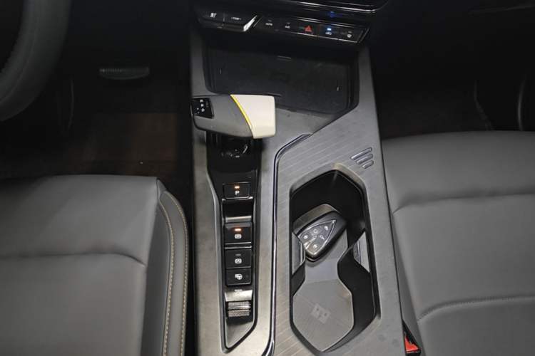 Used CHANGAN OSHAN X5 PLUS 2023 Revised 1.5T DCT Smart & Fun AI Edition Gear Lever