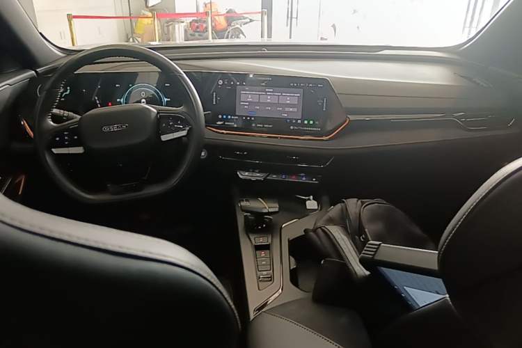 Used CHANGAN OSHAN X5 PLUS 2023 1.5T DCT Excellence Edition Center Console