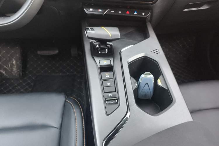 Used CHANGAN OSHAN X5 PLUS 2023 Revised 1.5T DCT Excellence Edition Gear Lever