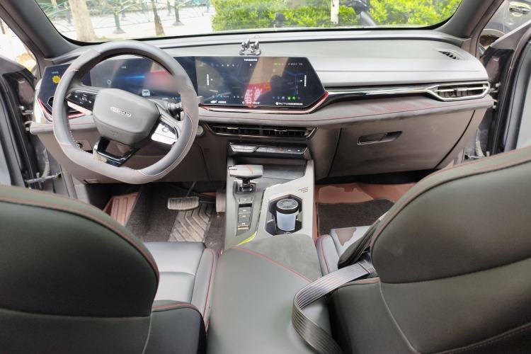 Used CHANGAN OSHAN X5 PLUS 2023 Revised Version 1.5T DCT Navigation Edition Center Console