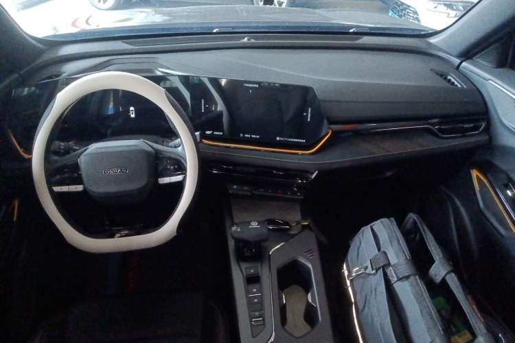 Used CHANGAN OSHAN X5 PLUS 2023 Revised 1.5T DCT Excellence Edition Center Console