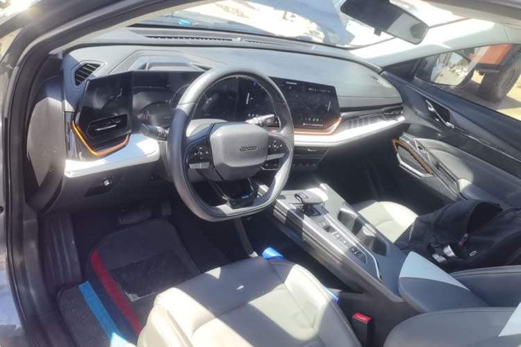 Used CHANGAN OSHAN X5 PLUS 2023 1.5T DCT Excellence Edition Center Console