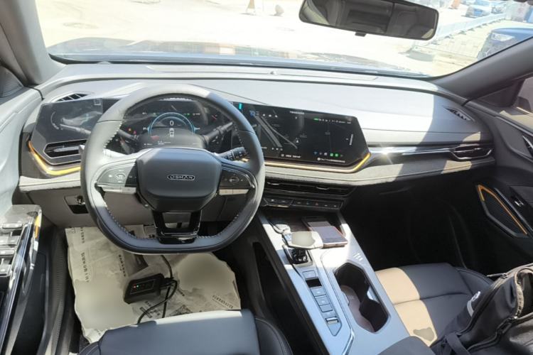 Used CHANGAN OSHAN X5 PLUS 2023 Revised 1.5T DCT Excellence Edition Center Console