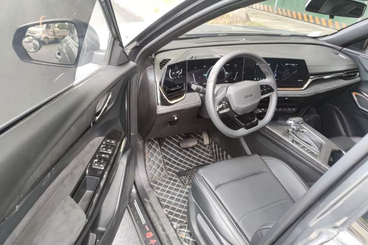 Used CHANGAN OSHAN X5 PLUS 2023 Revised 1.5T DCT Pioneer Edition Driver Seat