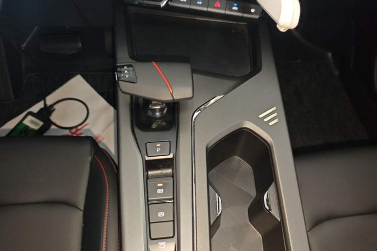 Used CHANGAN OSHAN X5 PLUS 2023 Revised Version 1.5T DCT Navigation Edition Gear Lever
