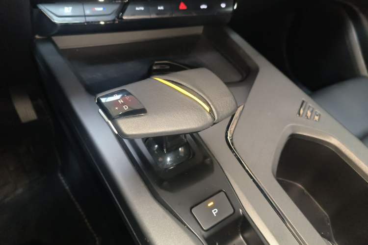 Used CHANGAN OSHAN X5 PLUS 2023 Revised 1.5T DCT Excellence Edition Gear Lever