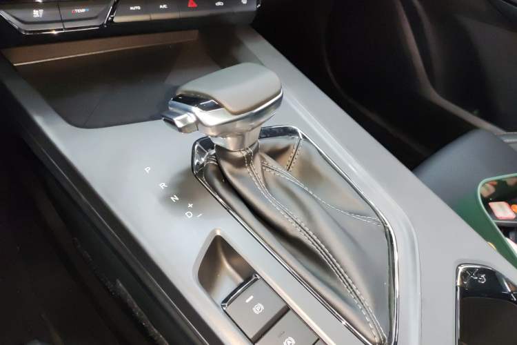 Used CHANGAN OSHAN X5 PLUS 2023 Revised 1.5T DCT Pioneer Edition Gear Lever