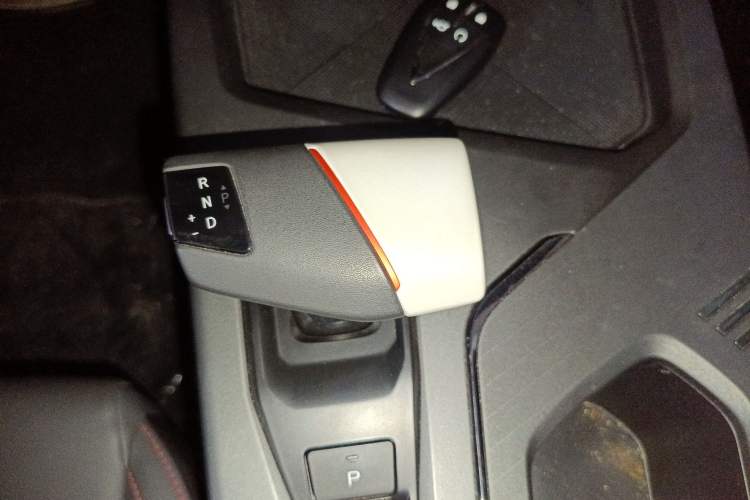 Used CHANGAN OSHAN X5 PLUS 2023 Revised Version 1.5T DCT Navigation Edition Gear Lever