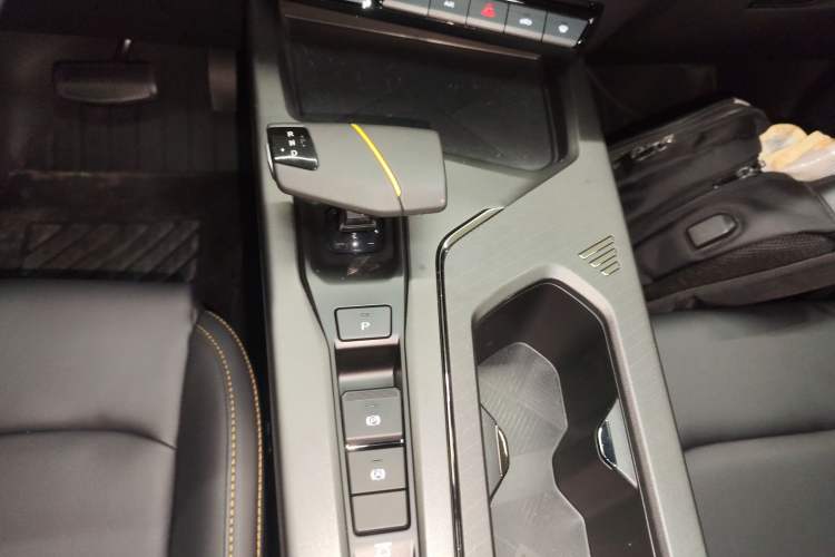 Used CHANGAN OSHAN X5 PLUS 2023 Revised 1.5T DCT Excellence Edition Gear Lever